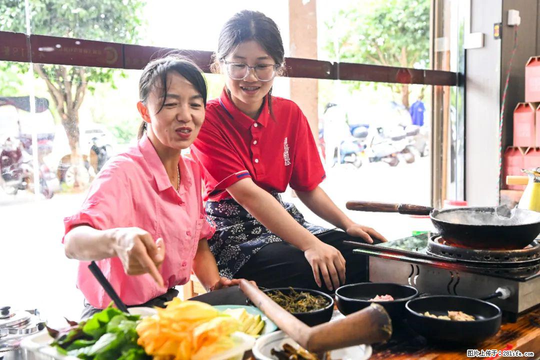全网追的“扁担女孩”,找了一份暑假工,时薪12元 - 重庆生活资讯 - 重庆28生活网 cq.28life.com