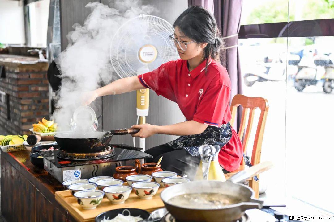全网追的“扁担女孩”,找了一份暑假工,时薪12元 - 重庆生活资讯 - 重庆28生活网 cq.28life.com